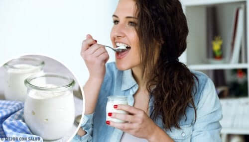 Een vrouw eet yoghurt
