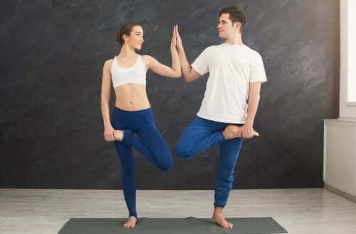 Samen yoga doen verbetert de banden