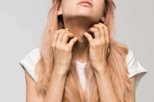 Vrouw met zonneallergie