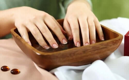 Dompel je nagels onder in water met knoflook