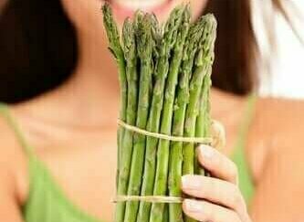 Waarom je urine stinkt nadat je asperges hebt gegeten