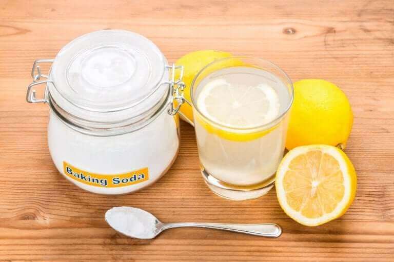 Pot baking soda en schijf citroen