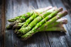 Waarom je urine stinkt nadat je asperges hebt gegeten