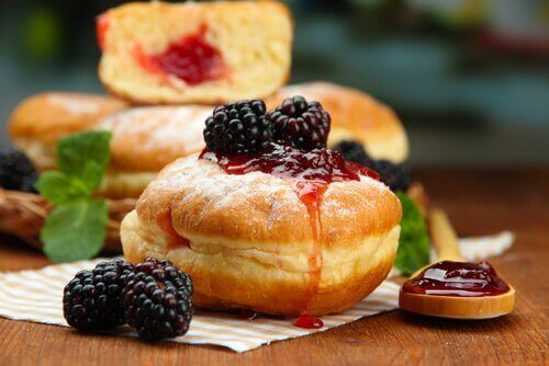 Donut met jam en fruit