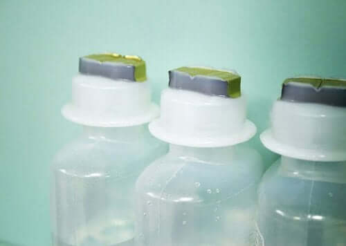 Zoutoplossing in flessen