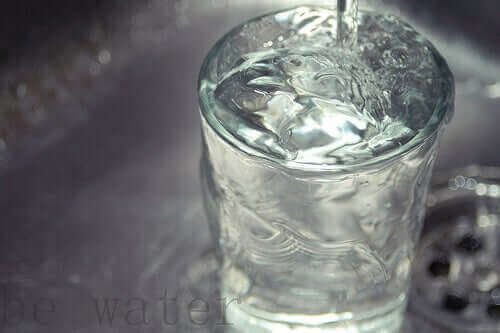 Overvol glas water