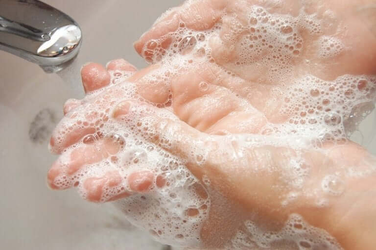 Iamand die zijn handen wast