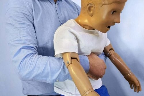 Iemand doet de heimlichgreep voor