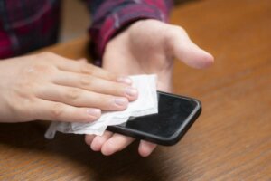Coronavirus: hoe je je mobiel schoonmaakt
