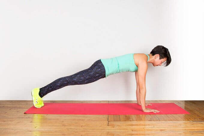 Vrouw doet een plank