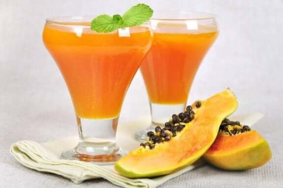 Twee glazen met papaja smoothies