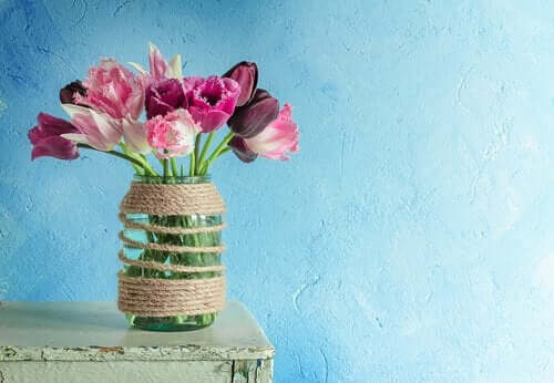 Vaas met roze en paarse bloemen