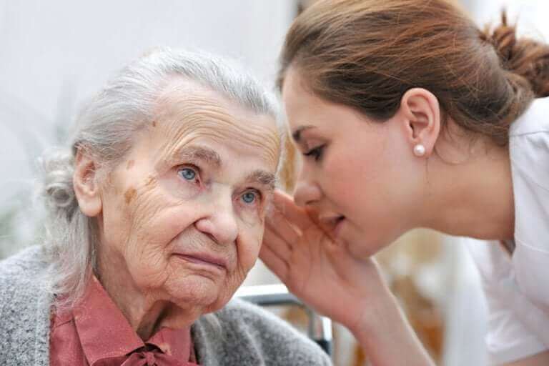 Oudere dame met gehoorverlies