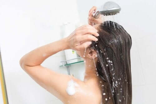 Vrouw neemt een warme douche om pijnlijke keel te verlichten