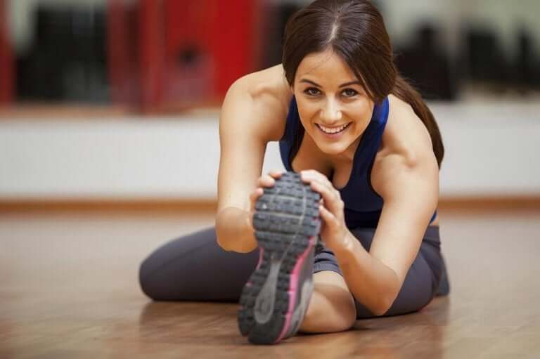 Vrouw rekt de spieren van haar benen