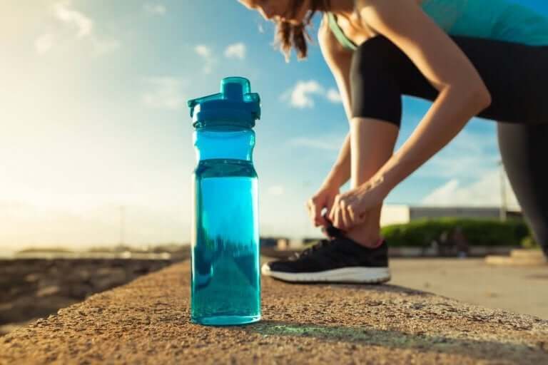 Vrouw maakt zich klaar om te gaan hardlopen