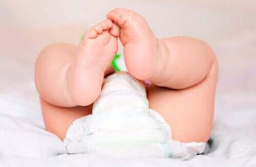 Een baby in een luier