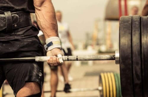 Een man heft een zwaar gewicht bij CrossFit