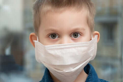 Kind met masker om tegen COVID-19 te beschermen