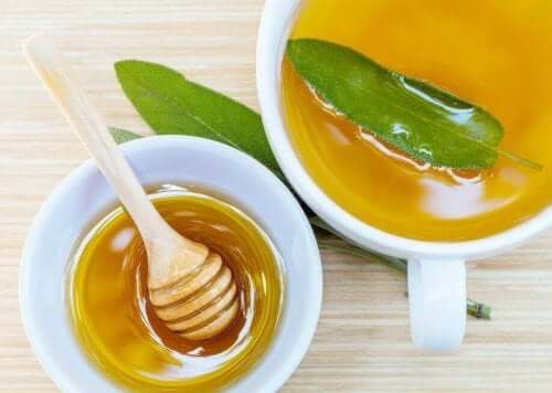 Een middel van salie en honing is goed voor de huid