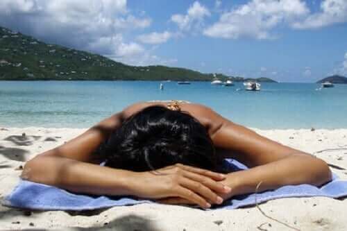 Een vrouw ligt te zonnebaden
