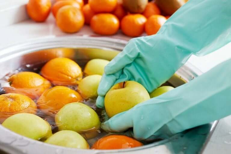 Het wassen van appels