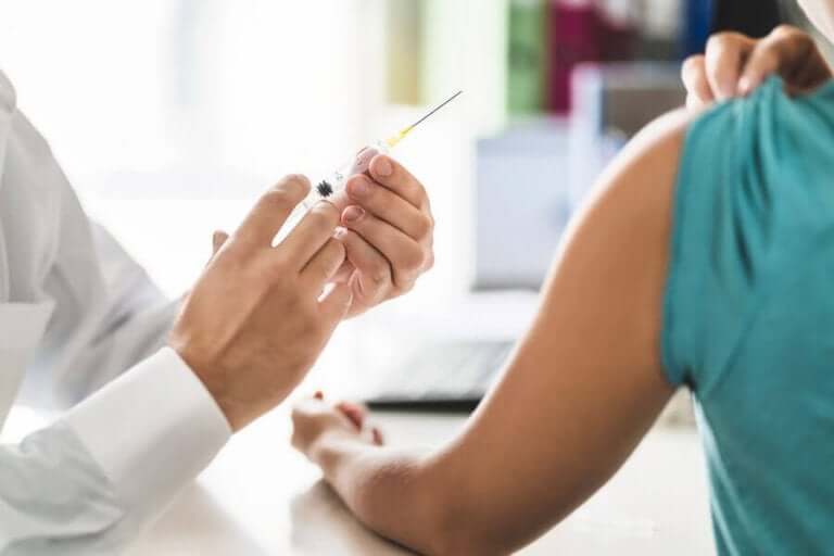 Iemand krijgt een vaccinatie