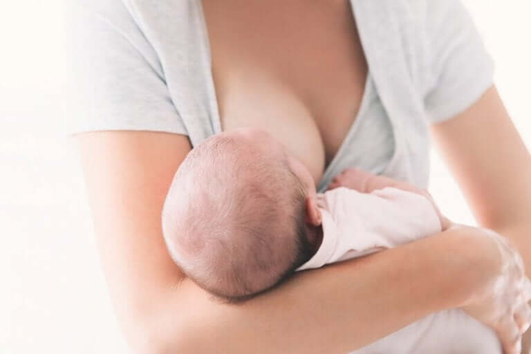 Vrouw geeft borstvoeding