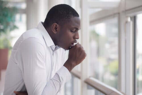 Man staat te hoesten