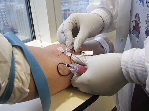 Arts plaatst een infuus