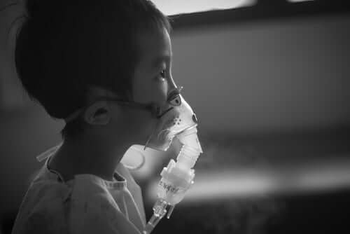 Kind krijgt zuurstof