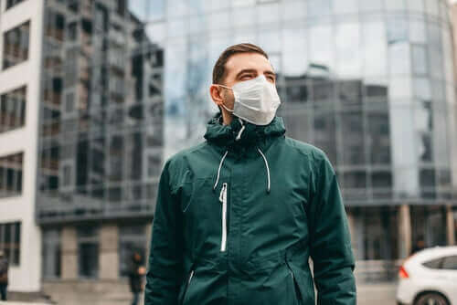 Man loopt buiten met een masker