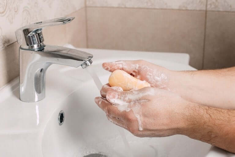 Met water en zeep de handen wassen