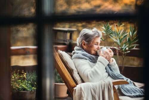 Oudere vrouw drinkt een kopje koffie