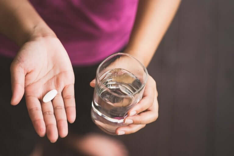 Iemand neemt paracetamol in