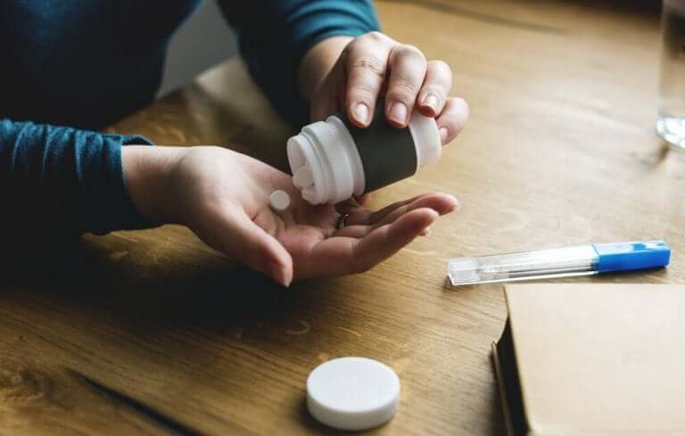 Iemand neemt medicatie