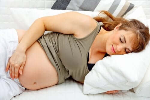 Zwangere vrouw ligt te slapen
