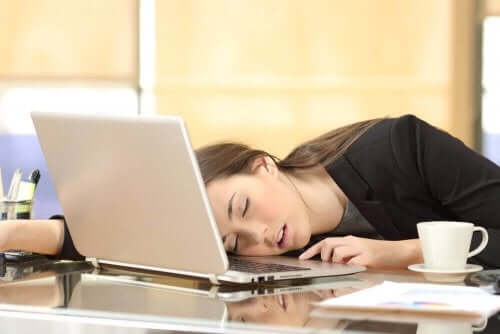 Vrouw slaapt op haar laptop