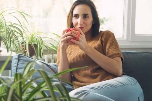 Vrouw ontspant met een kopje koffie