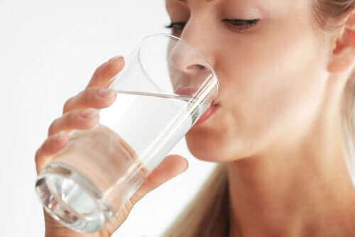 Vrouw drinkt groot glas water
