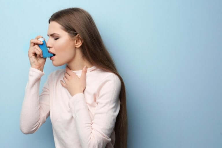 Vrouw met een inhaler