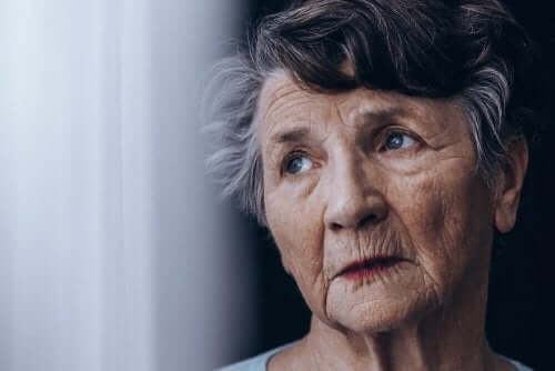 Oudere vrouw met dementie