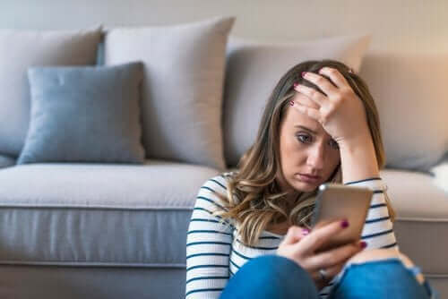 Vrouw met een verslaving aan haar telefoon