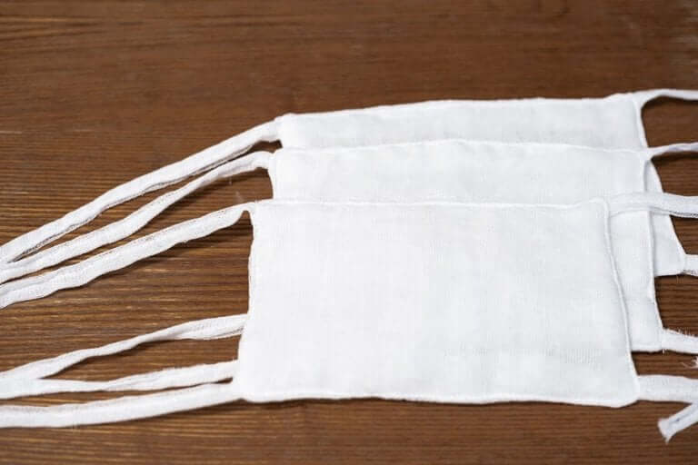 Maskers van een t-shirt gemaakt