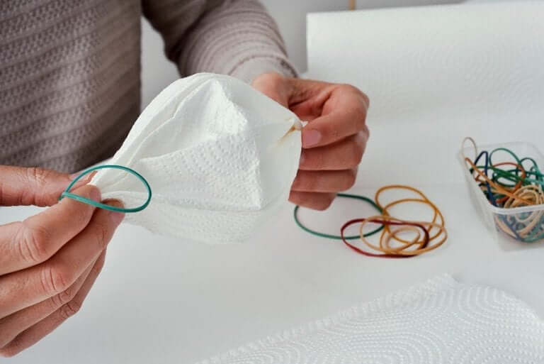 Masker van een zakdoek en koffiefilter