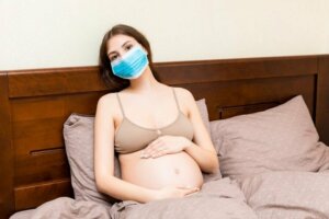 Kunnen zwangere vrouwen het coronavirus aan hun baby's doorgeven?