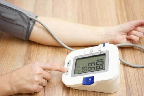 Iemand gebruikt een bloeddrukmeter