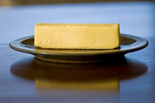Een stuk boter op een bordje