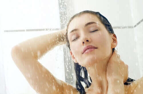 Een vrouw neemt een douche