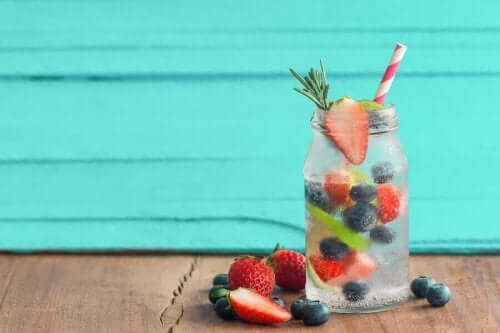 Zelf een drankje maken met water, blauwe bessen en aardbeien